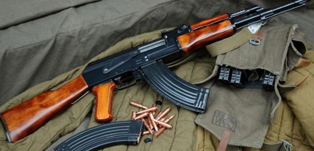 100.000 αυτόματα τυφέκια εφόδου ΑΚ-47 Καλάσνικοφ σε 6.000 κρύπτες σε όλη την Ελλάδα 