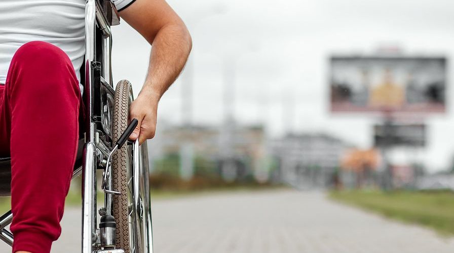 Τραγωδία – Νεκρός 78χρονος με αναπηρία όταν το αμαξίδιό του σκάλωσε σε ασανσέρ 