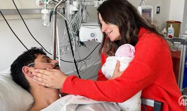 Σεισμός-Τουρκία: Βγήκε από τα συντρίμμια μετά από 11 ημέρες και συνάντησε τη νεογέννητη κόρη του