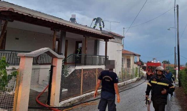 Σέρρες: Κάηκε σπίτι από κεραυνό – Επιχείρησαν πυροσβέστες από Νιγρίτα, Σέρρες & Ροδολίβος- Στο σημείο και η πολιτική προστασία (Φωτογραφίες)