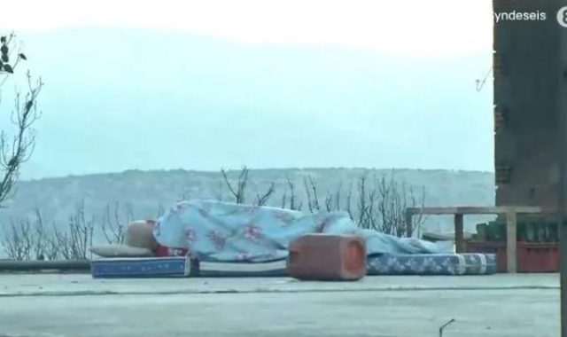 Συγκλονίζει η εικόνα άνδρα που κοιμάται πάνω στο καμμένο σπίτι του στην Μάνδρα