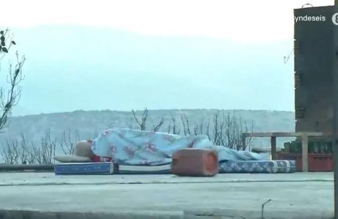 Συγκλονίζει η εικόνα άνδρα που κοιμάται πάνω στο καμμένο σπίτι του στην Μάνδρα 