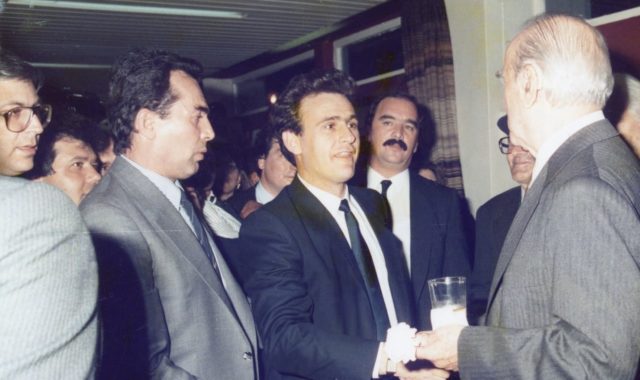 Σέρρες: Τον αναγνωρίζεις; Ο Σερραίος που πριν 35 χρόνια αντάλλαξε χειραψία με τον Εθνάρχη Κωνσταντίνο Καραμανλή! (ΦΩΤΟ)