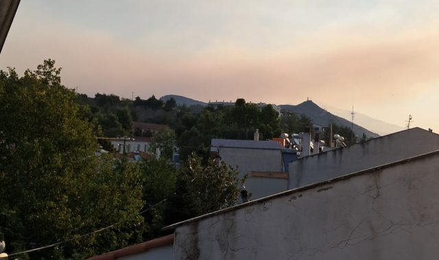 Αισθάνομαι περήφανη στην τοποθεσία Σέρρες με μυρωδιά καμμένου στα ρουθούνια & καπνούς απ’ τη φωτιά στο Χιονοχώρι ορατούς απ’ το μπαλκόνι