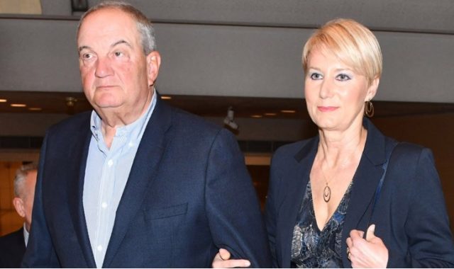 «Τις πετσέτες, έρχεται η Νατάσα κι ο Καραμανλής»! – «Προλάβατε; Έτσι νομίζω»! – ΒΙΝΤΕΟ