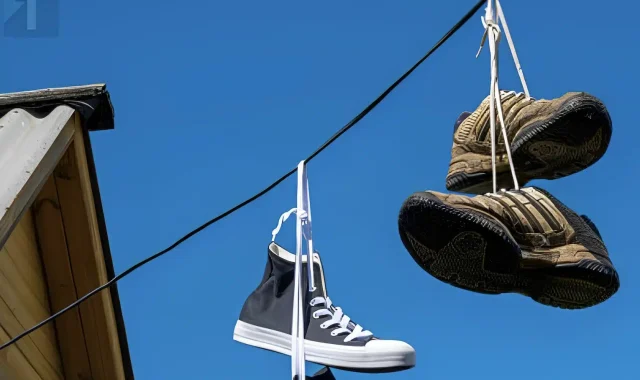 Τι σημαίνουν στην πραγματικότητα τα παπούτσια που κρέμονται από καλώδια ρεύματος;