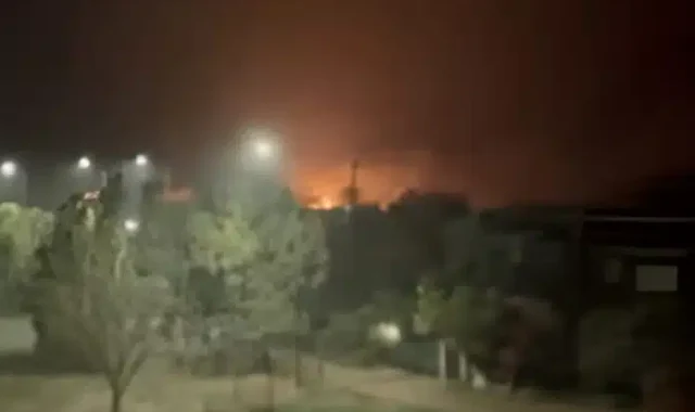Φωτιά σε δασική έκταση από κεραυνό κοντά σε σπίτια