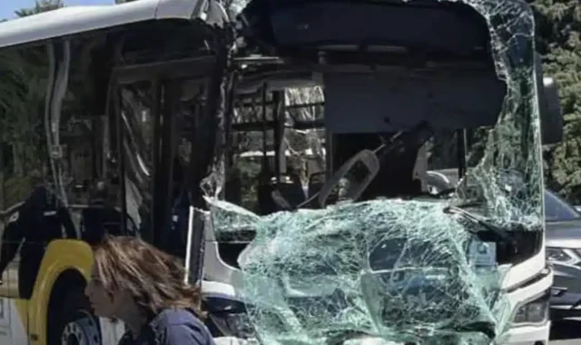 EKTAKTO TΩΡΑ – ΤPOMAKTIKH ΣΥΓΚΡΟΥΣΗ ΛΕΩΦΟΡΕΙΩΝ – ΑΝΑΦΟΡΕΣ ΓΙΑ ΠΟΛΛΟΥΣ ΤΡΑΥΜΑΤΙΕΣ