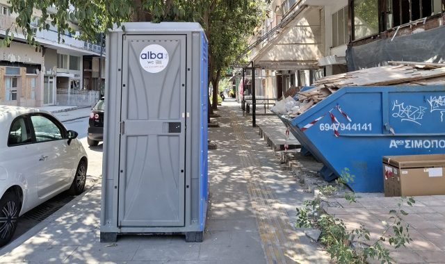 Σέρρες: Η χημική τουαλέτα, που… αναβάθμισε αισθητικά την Εθνικής Αντίστασης! (ΦΩΤΟ)