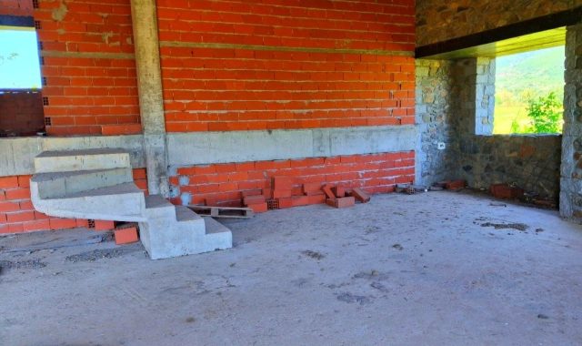Σέρρες: Πωλείται μονοκατοικία 200 τ.μ., με υπόγειο 200 τ.μ., και οικόπεδο 3.300 τ.μ. – Τιμή: €129.000 (ΦΩΤΟΓΡΑΦΙΕΣ)