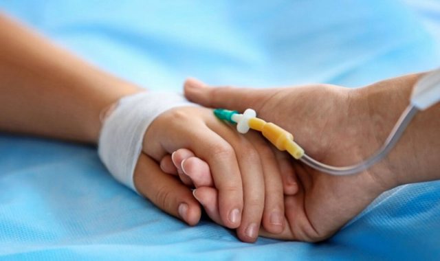 Εγκεφαλικά νεκρό 4χρονο παιδί που παρουσίασε συμπτώματα μηνιγγίτιδας, ιατρικό λάθος καταγγέλλει η οικογένειά του