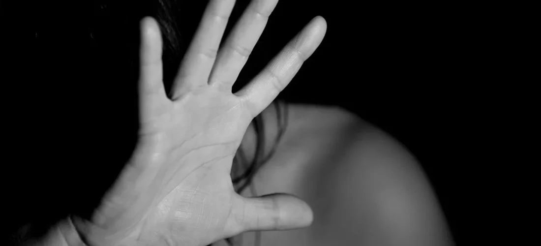 14χρονος κατηγορείται ότι βίασε 15χρονη και βιντεοσκοπούσε τον βιασμό 