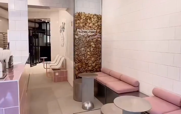 ΒΙΝΤΕΟ: Άνοιξε και τραβάει τα βλέμματα! Οι πρώτες εικόνες από την εντυπωσιακή επιχείρηση Σερραίας στο Παρίσι!